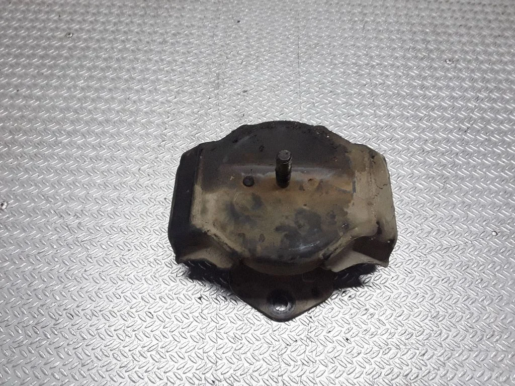 Engine mount bracket – Mitsubishi Pajero Sport I (1996-2008)