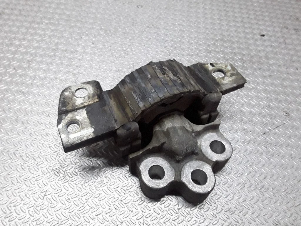 Engine mount bracket – Fiat Punto (188) (1999-2010)