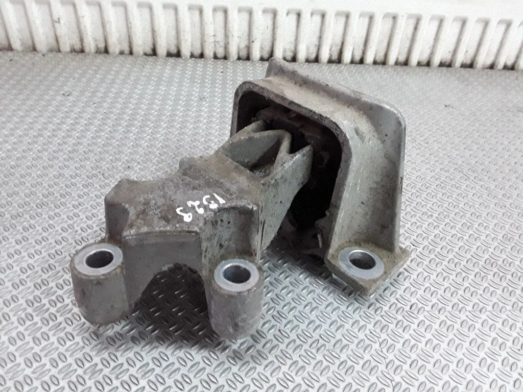 Engine mount bracket – Renault Twingo II (2007-2014)