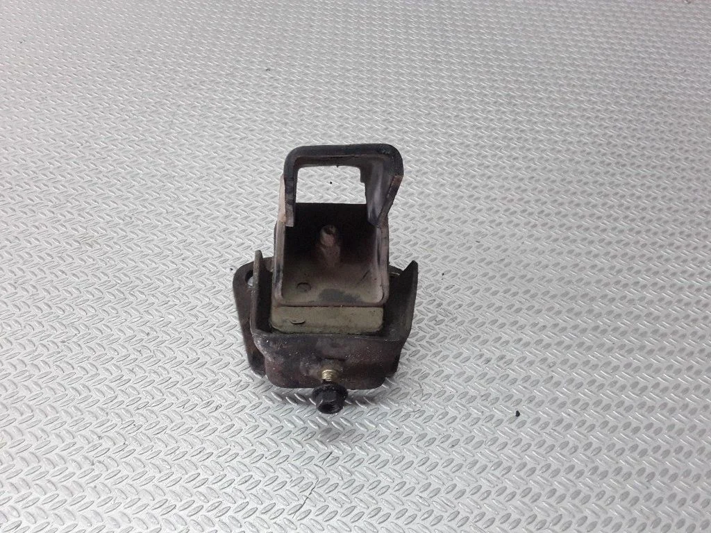 Engine mount bracket – Mitsubishi L200 (1996-2006)