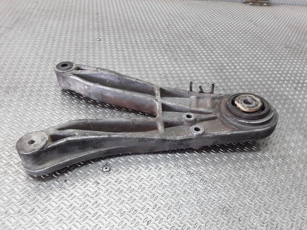 Engine mount bracket – Volvo 850 (1991-1997)