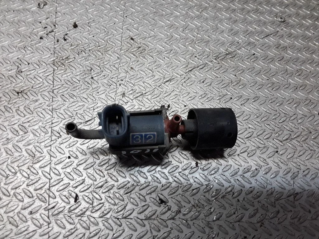 Vacuum valve – Toyota RAV 4 (XA10) (1995-2003)