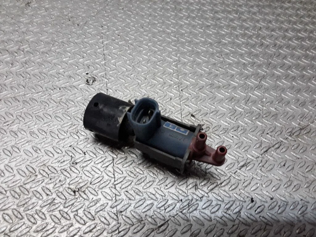 Vacuum valve – Toyota RAV 4 (XA10) (1995-2003)