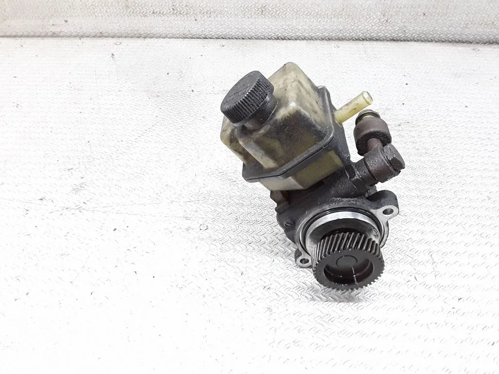 Power steering pump – Mazda MPV II LW (1999-2007)