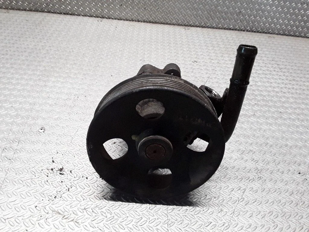 Power steering pump – KIA Carens I (1999-2006)