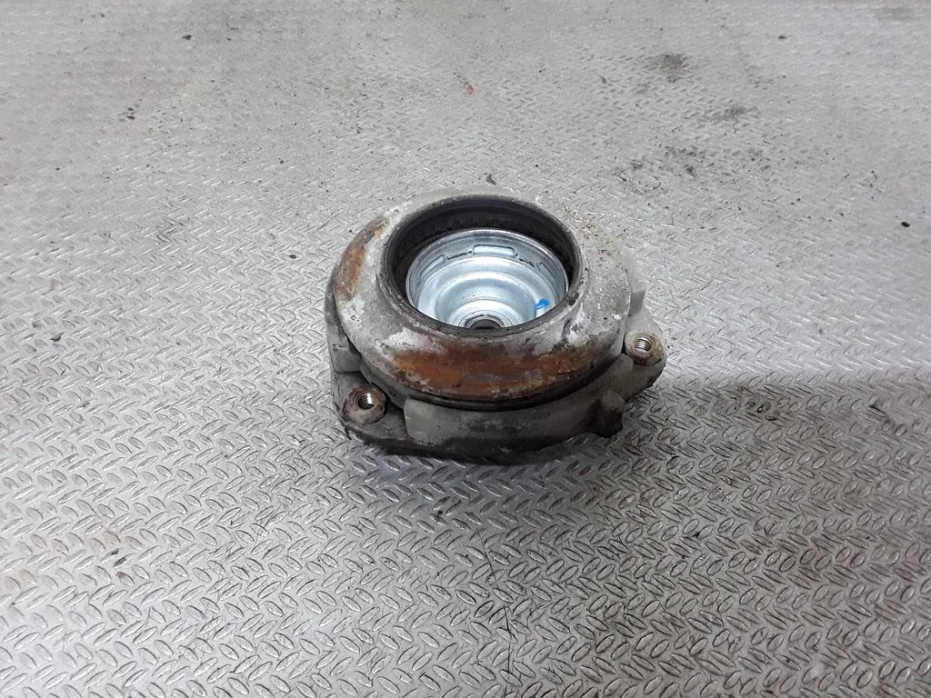 Front upper strut mount – Volkswagen Jetta V (2005-2010)