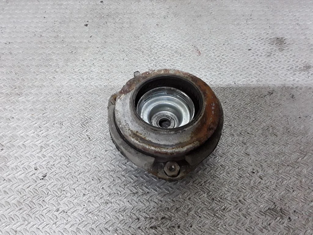 Front upper strut mount – Volkswagen Jetta V (2005-2010)