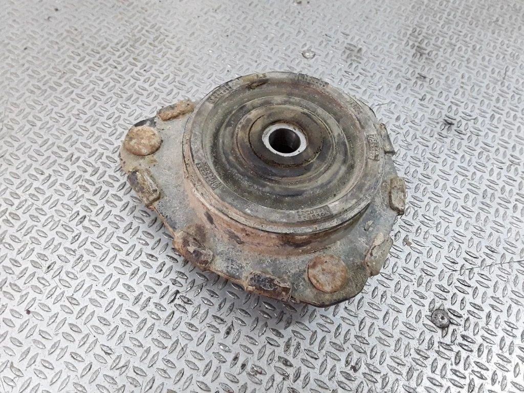 Front upper strut mount – Toyota Avensis T220 (1997-2000)