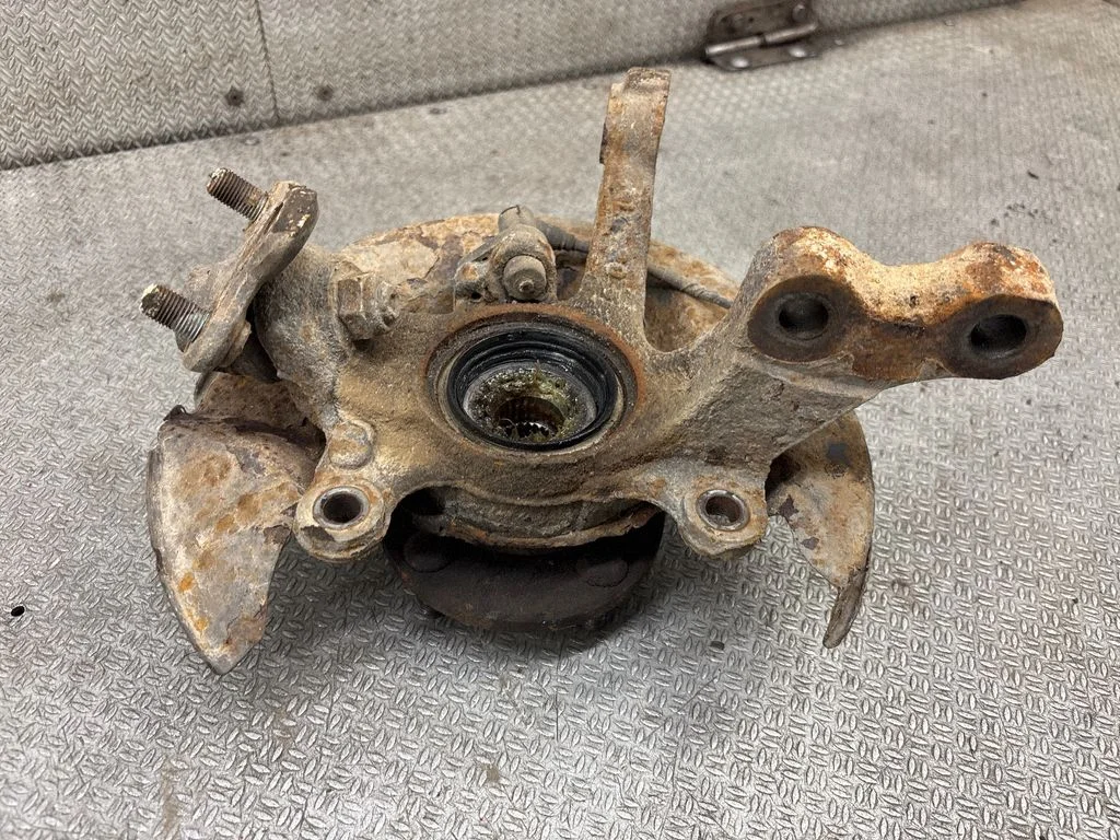 Front wheel hub spindle knuckle – Toyota Corolla Verso E110 (1997-2001)