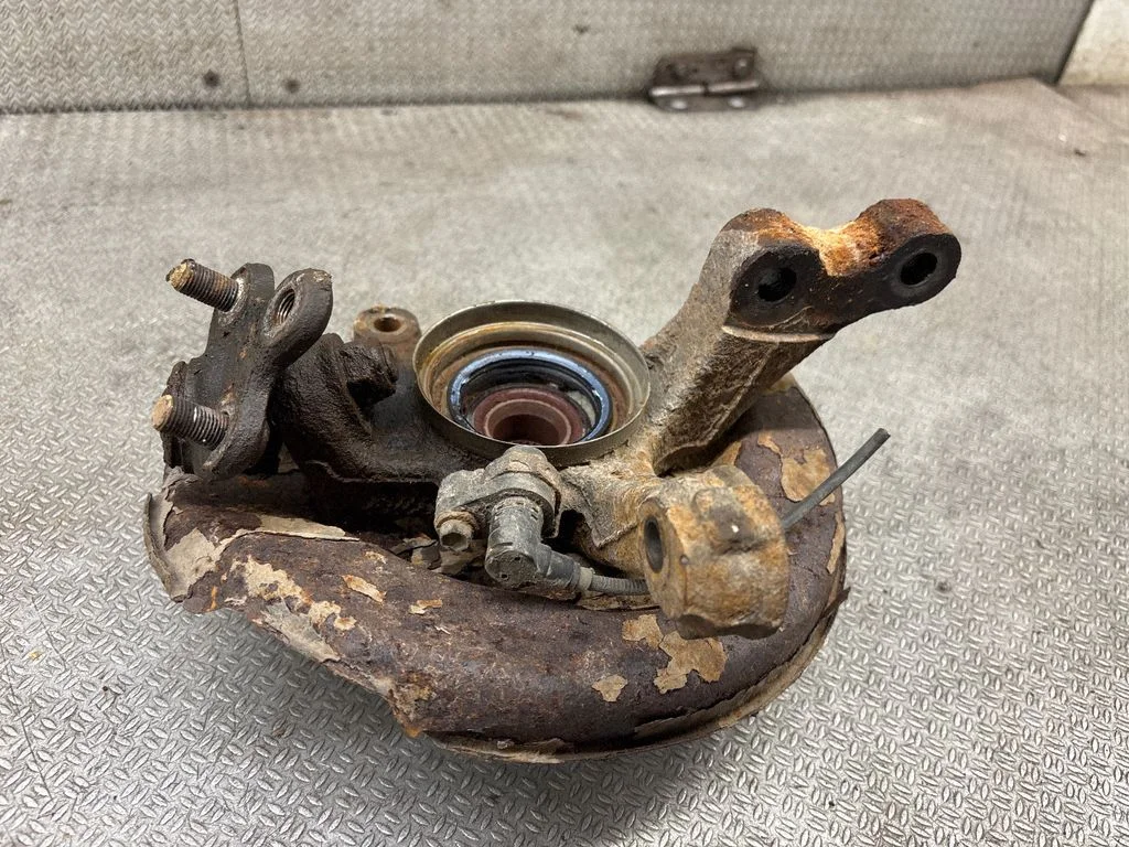 Front wheel hub spindle knuckle – Toyota Corolla Verso E110 (1997-2001)