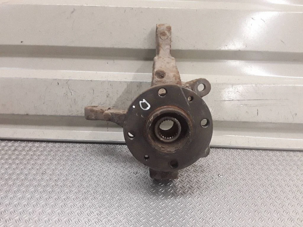Priekšējais rumbas turētājs (šarnīra dakša) – Nissan Note (E11) (2006-2014)