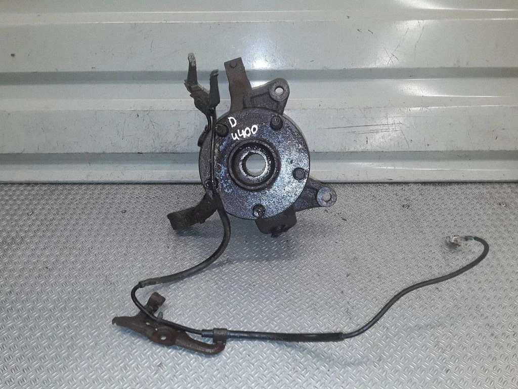 Front wheel hub spindle knuckle – Toyota Previa (XR30, XR40) II (2000-2006)