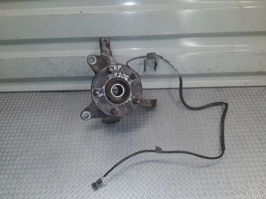 Front wheel hub spindle knuckle – Toyota Previa (XR30, XR40) II (2000-2006)