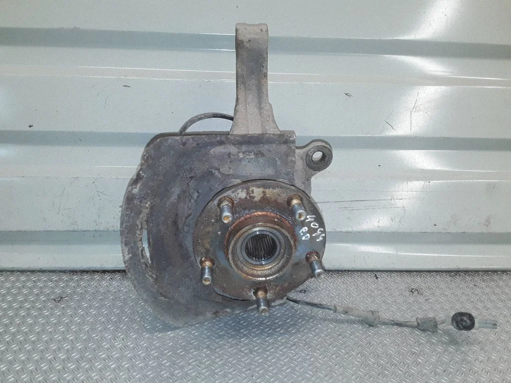 Priekšējais rumbas turētājs (šarnīra dakša) – Nissan Qashqai (2006-2010)