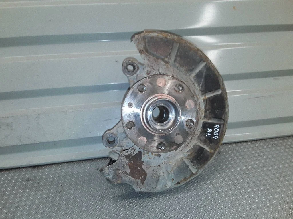 Priekšējais rumbas turētājs (šarnīra dakša) – Volkswagen Tiguan (2007-2016)