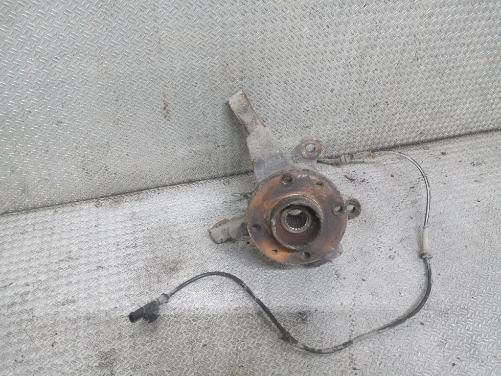 Priekšējais rumbas turētājs (šarnīra dakša) – Nissan Note (E11) (2006-2014)