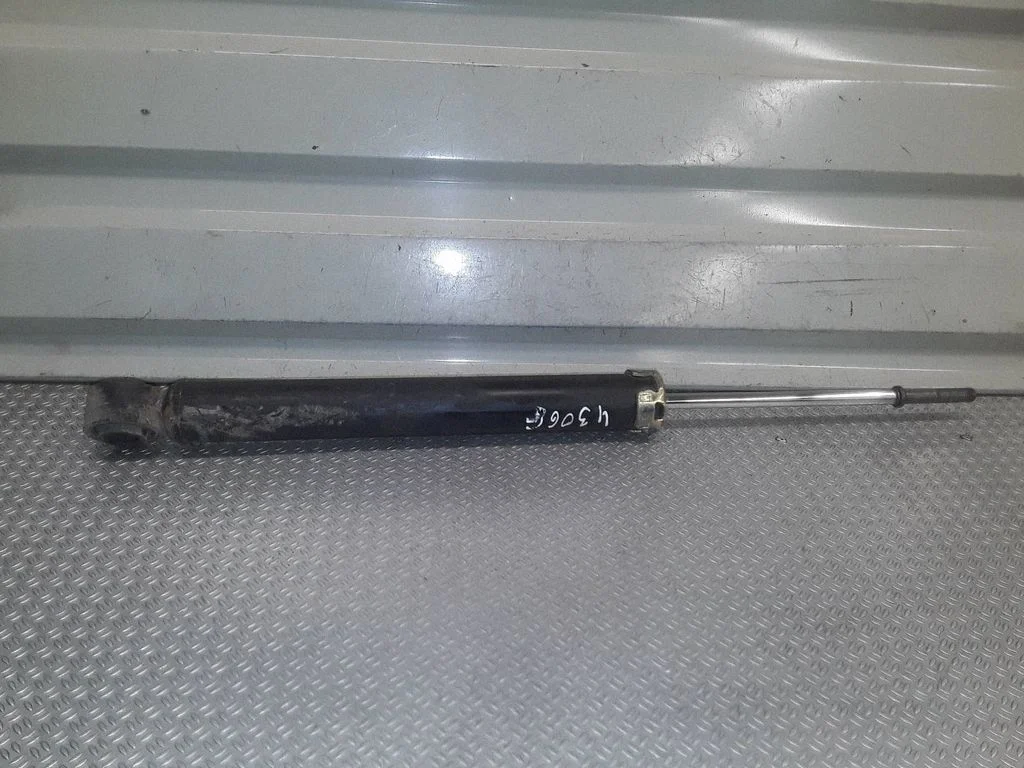 Rear shock absorber/damper – Toyota Previa (XR30, XR40) II (2000-2006)