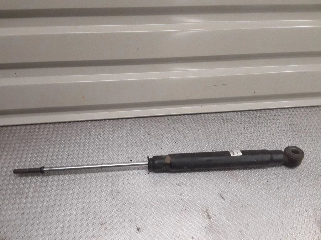Rear shock absorber/damper – Toyota Previa (XR30, XR40) II (2000-2006)