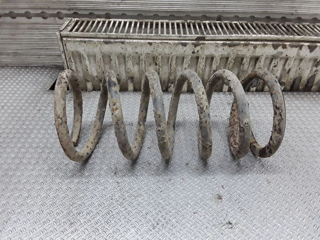 Rear coil spring – Toyota Previa (XR30, XR40) II (2000-2006)
