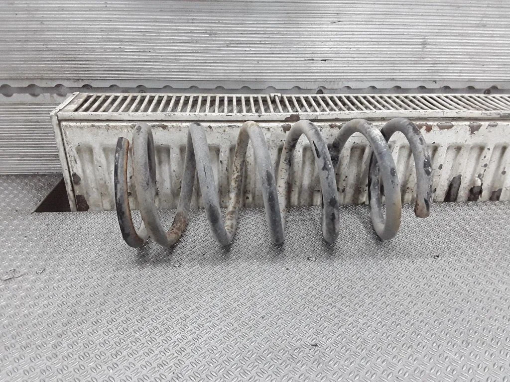 Rear coil spring – Toyota Previa (XR30, XR40) II (2000-2006)