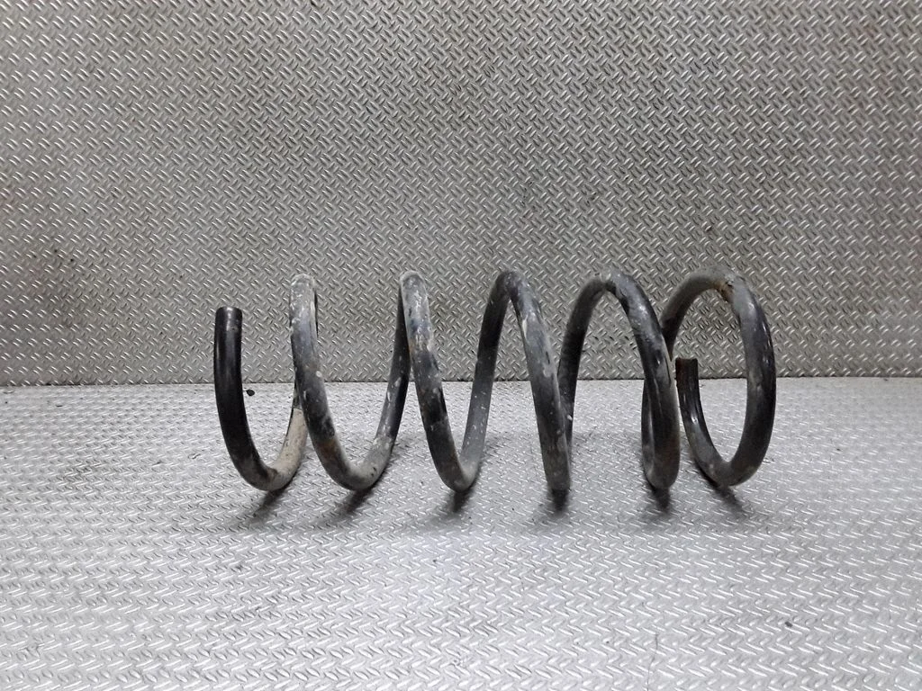 Rear coil spring – Mazda MPV II LW (1999-2007)