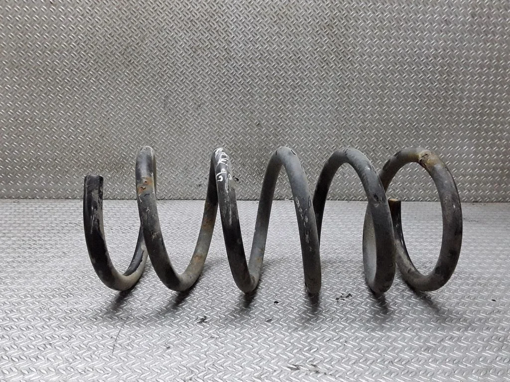 Rear coil spring – Mazda MPV II LW (1999-2007)