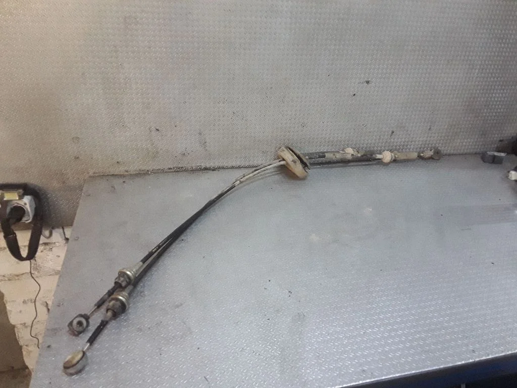 Gear shift cable linkage – Opel Vivaro (2001-2014)