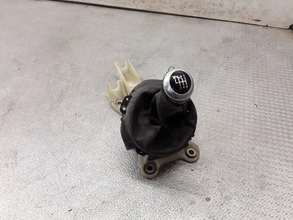 Gear selector mechanism