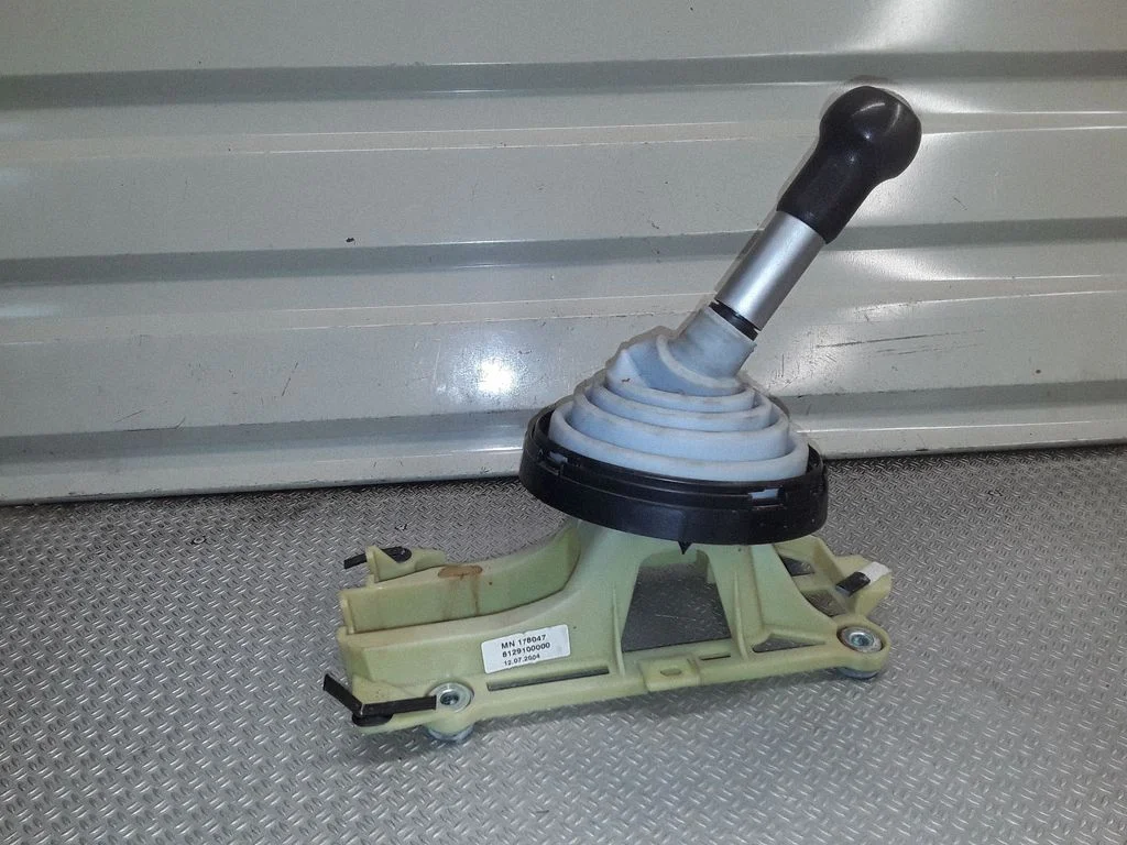 Gear selector mechanism – Mitsubishi Colt (1996-2004)