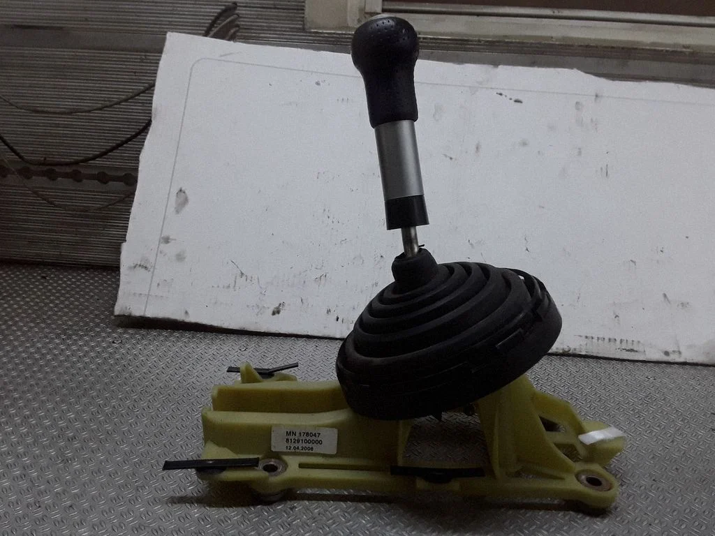 Gear selector mechanism – Mitsubishi Colt CZ3 (2006-2009)