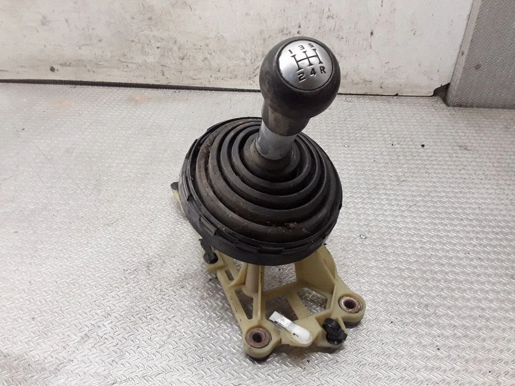 Gear selector mechanism – Mitsubishi Colt (1996-2004)