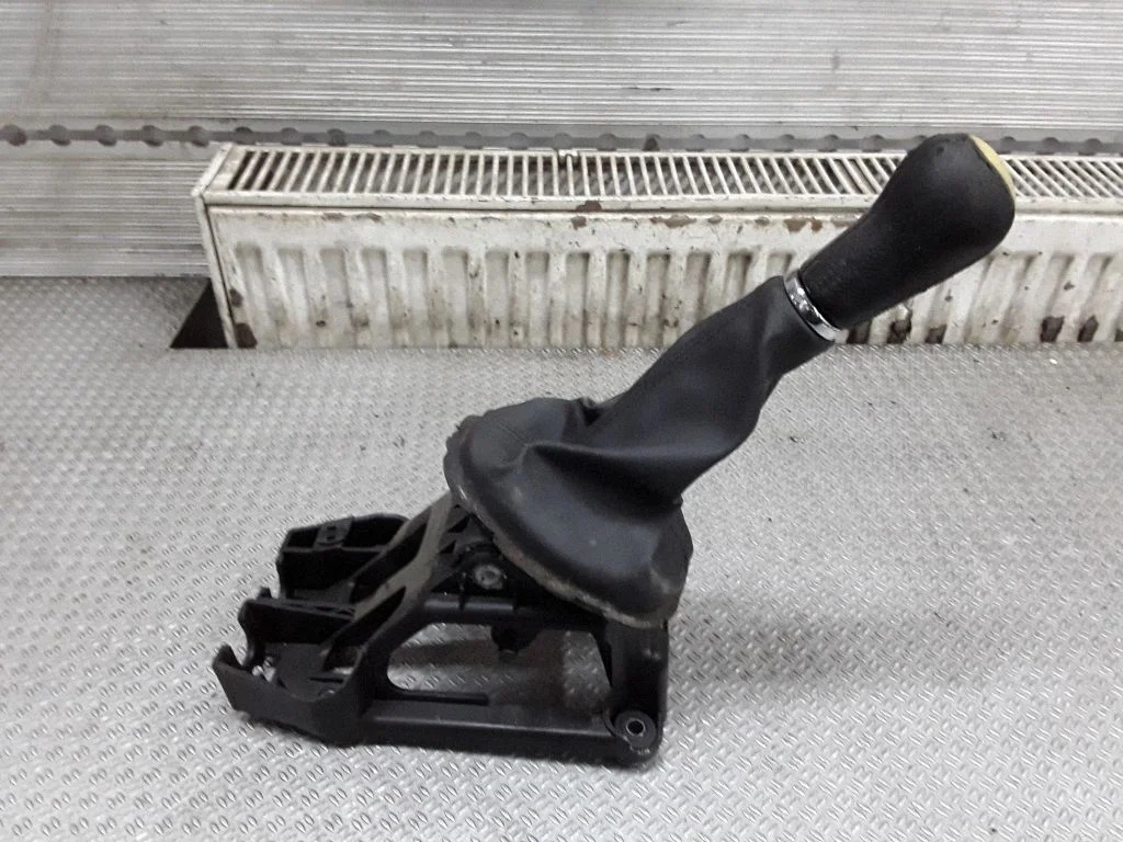 Gear selector mechanism 335300D010