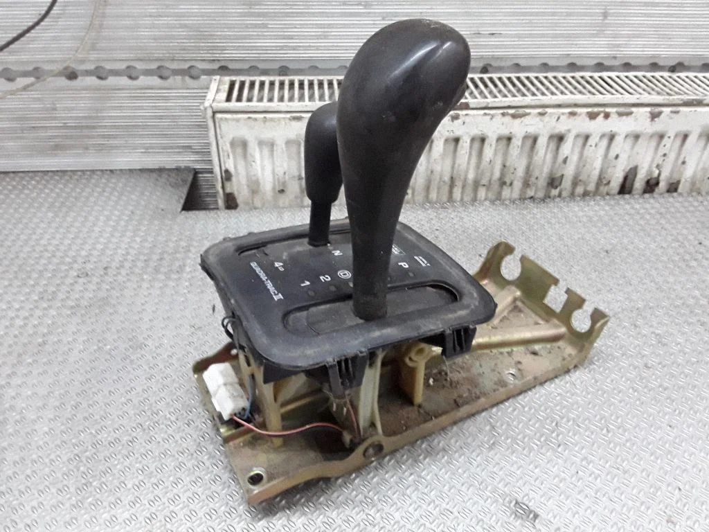 Gear selector mechanism P52104151