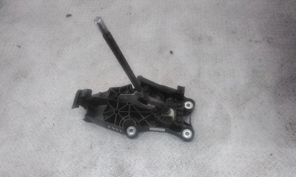Gear selector mechanism 3S6R7C453AF