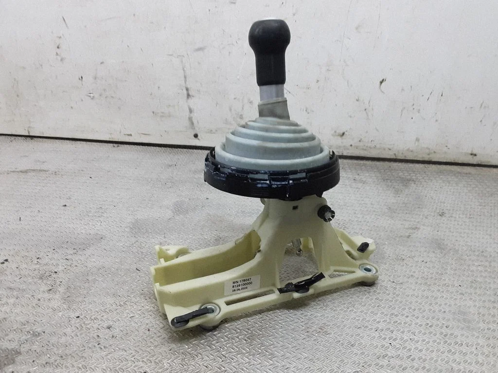 Gear selector mechanism – Mitsubishi Colt (1996-2004)