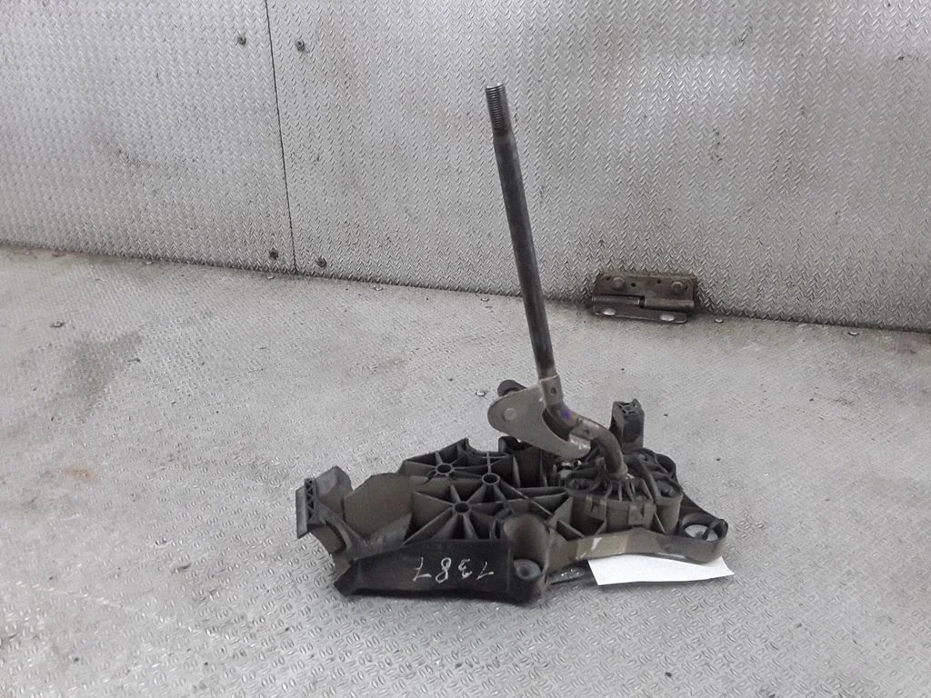 Gear selector mechanism 3S6R7C453AF