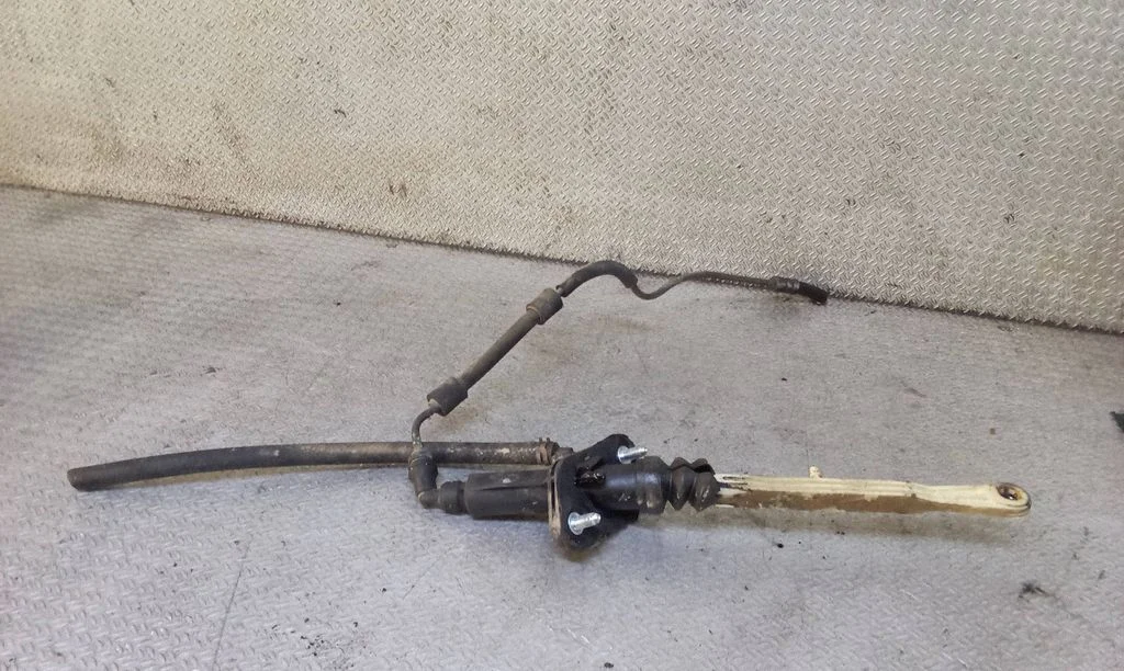 Clutch slave cylinder – Volvo V70 (2005-2008)