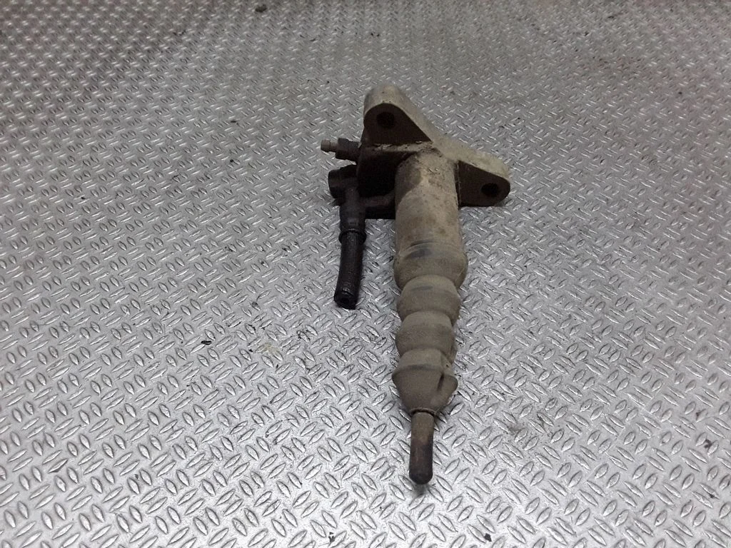 Clutch slave cylinder – Mitsubishi Pajero (1991-1999)