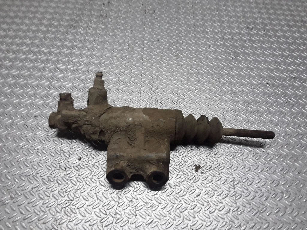 Clutch slave cylinder – Mitsubishi Pajero Sport I (1996-2008)