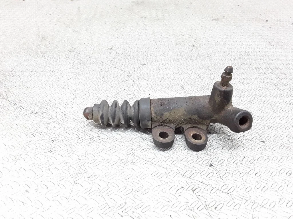 Clutch slave cylinder – Mazda MPV II LW (1999-2007)