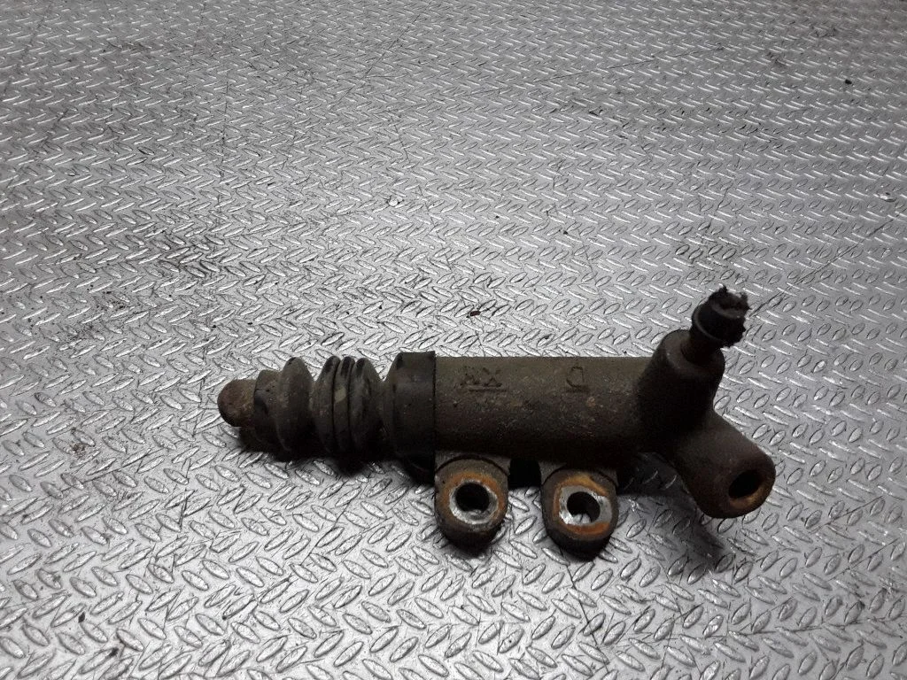 Clutch slave cylinder – Mazda MPV II LW (1999-2007)