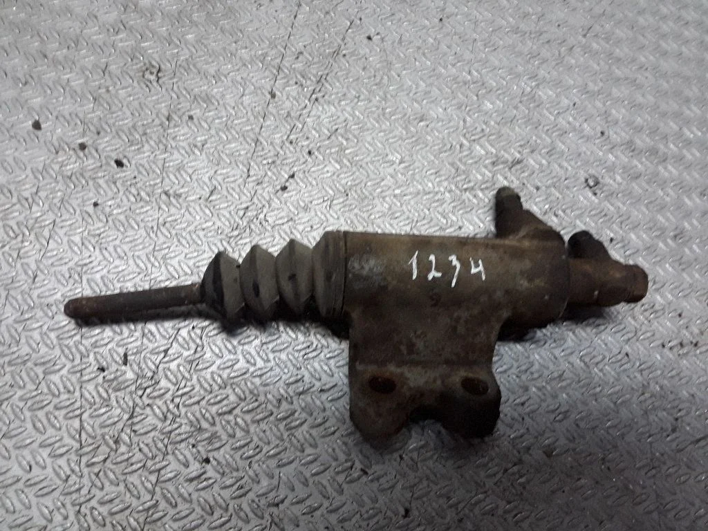 Clutch slave cylinder – Mitsubishi Pajero Sport I (1996-2008)