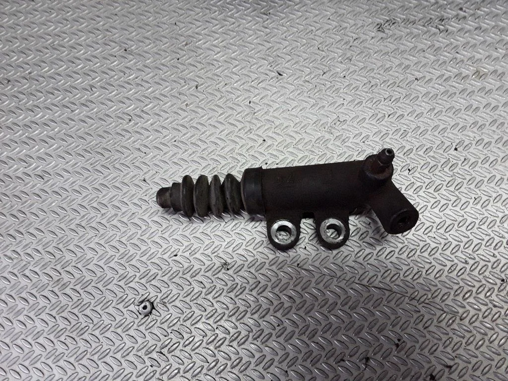 Clutch slave cylinder – Mazda MPV II LW (1999-2007)