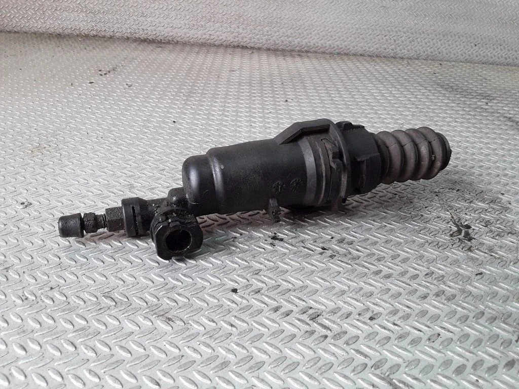 Clutch slave cylinder – Citroen C5 (2001-2004)