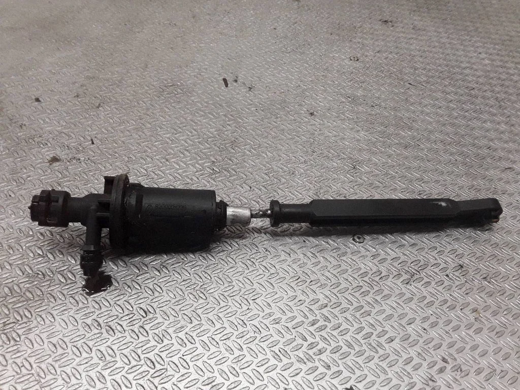 Clutch master cylinder – Renault Trafic II (X83) (2001-2014)