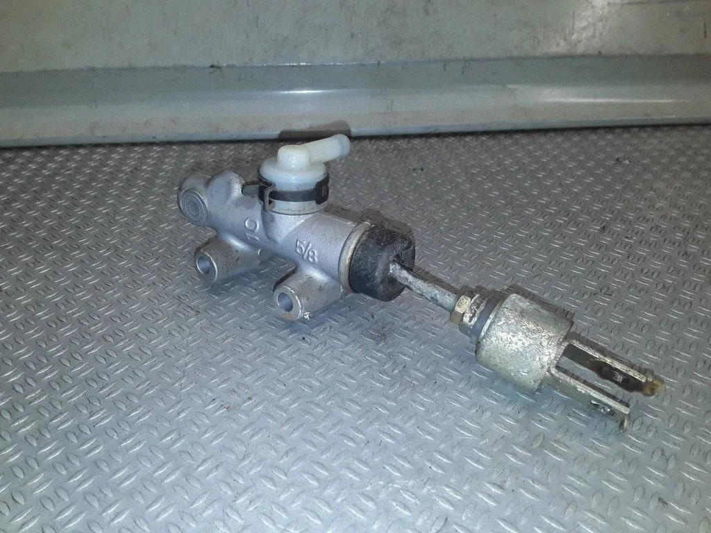 Clutch master cylinder – Toyota Previa (XR30, XR40) II (2000-2006)