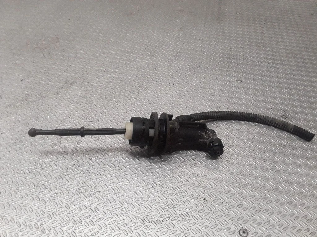 Clutch master cylinder – Volkswagen Caddy (2011-2016)