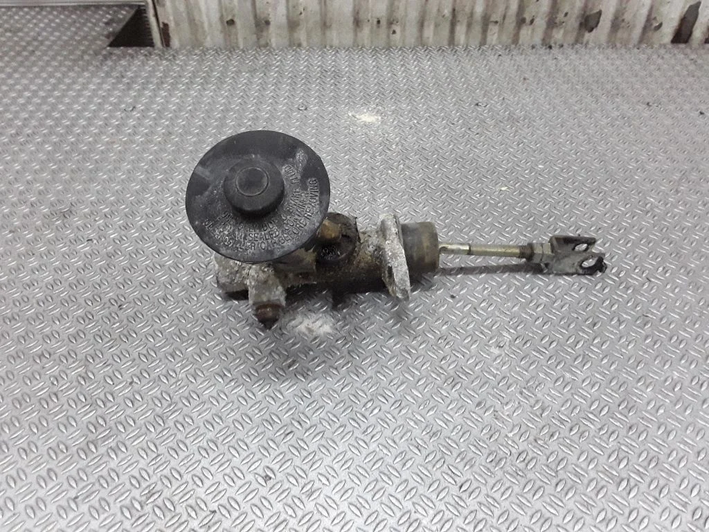 Clutch master cylinder – Toyota 4 Runner N120 N130 (1989-1995)