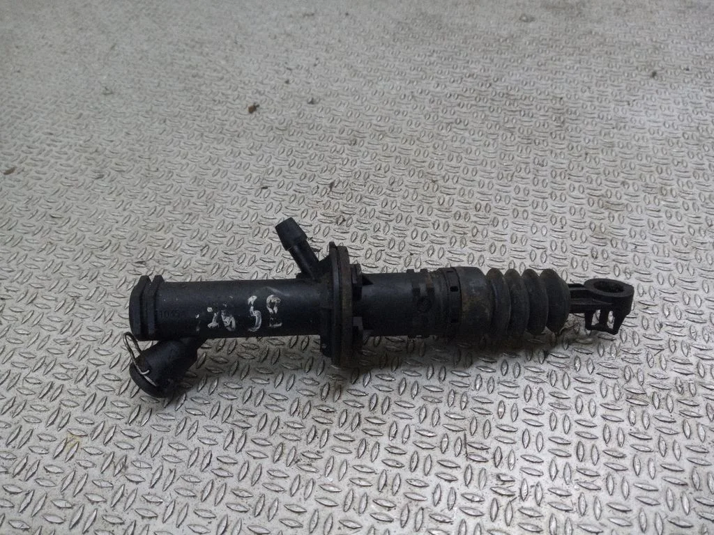 Clutch master cylinder – Volkswagen Caddy (2004-2010)