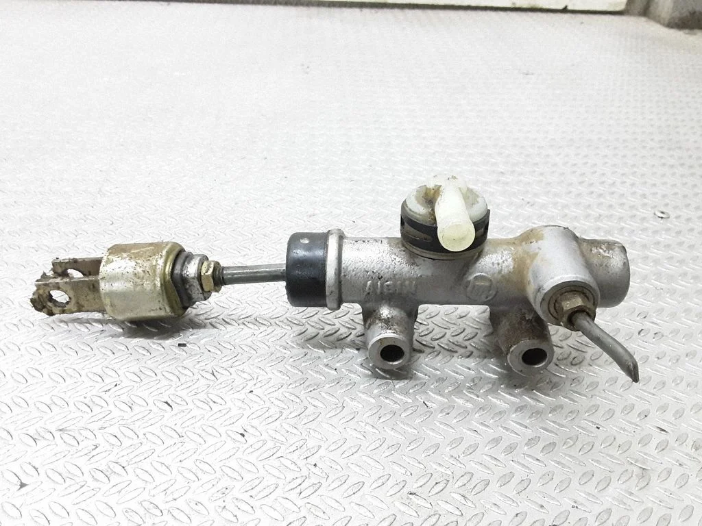 Clutch master cylinder – Toyota Avensis T250 (2003-2006)